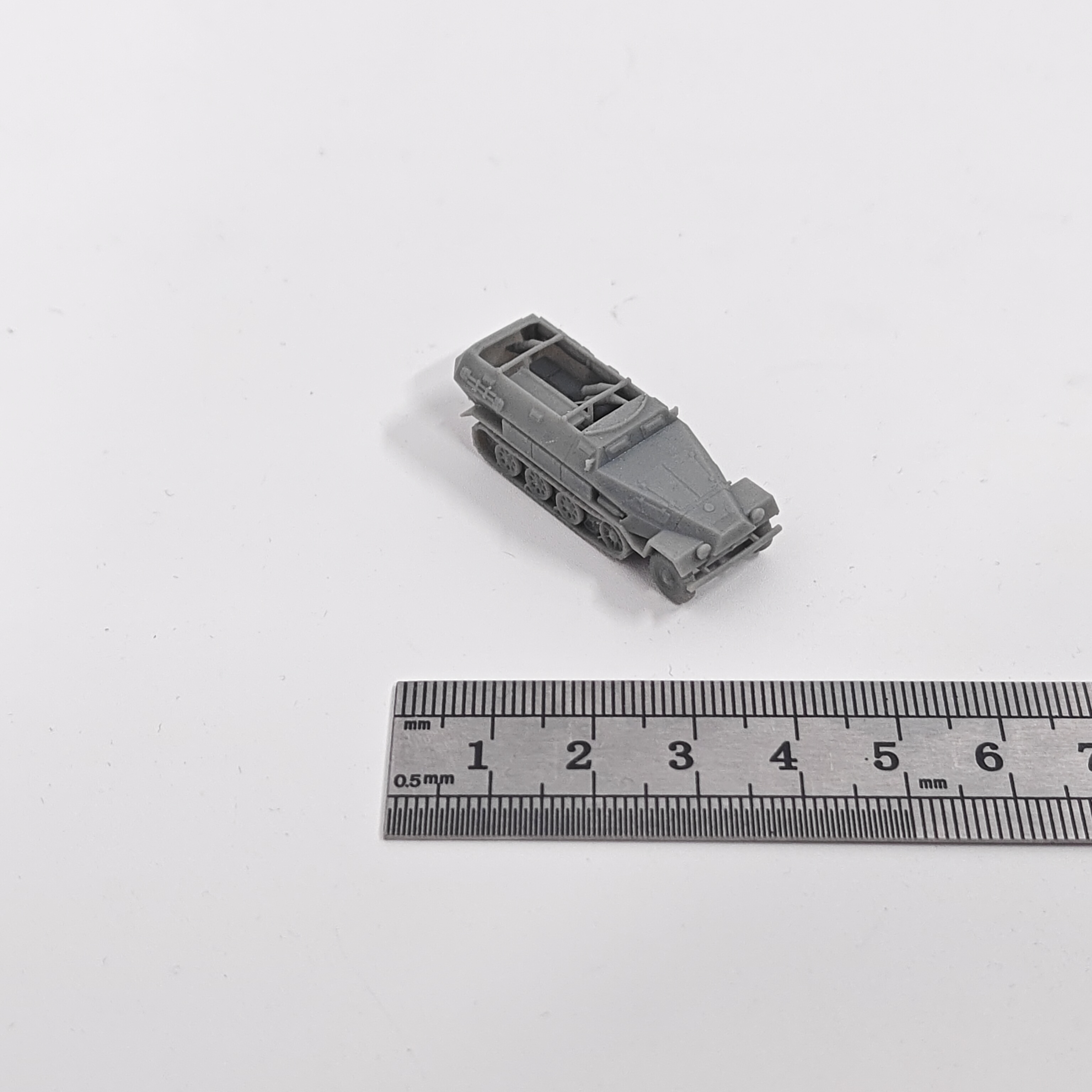 Model Kit Lancelot - 1/144 Scale SdKfz.251/8 Ausf.D Mittlerer Krankenpanzerwagen